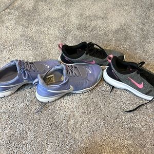 Nikes women’s 2 pairs